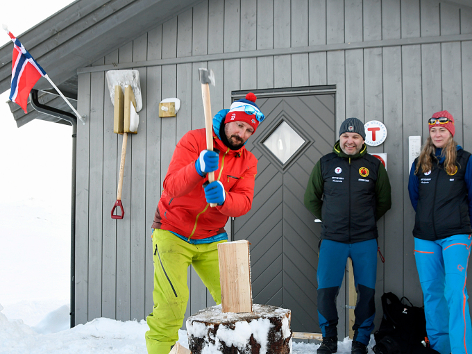 Kronprins Haakon foretok den offisielle åpningen av nye Haakonsbu. Det gjorde han ved å kløyve et stykke ved. Foto: Rune Stoltz Bertinussen / NTB scanpix
